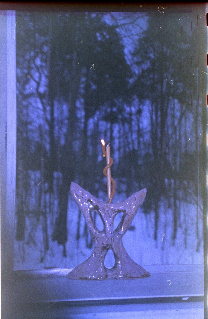 Keraminen kynttilä ikkunalaudalla