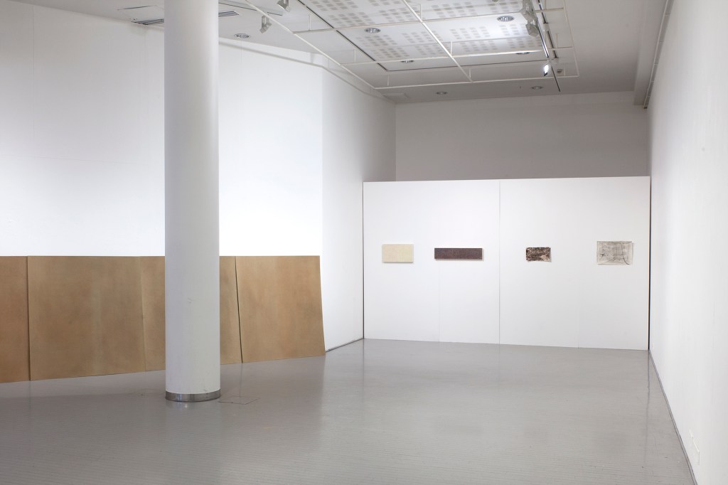 Yleiskuva näyttelystä. Kuvassa Päivikki Alaräihän teos Mielikuvituksen pensaita ja muita näköesteitä. 