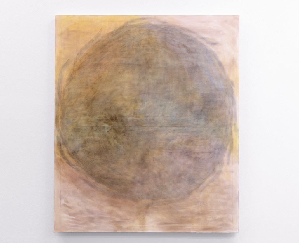 Kuva Milla Askan maalauksesta Hämärän auringon kukka (2024). Kuvan on ottanut Ahmed Alaousi.